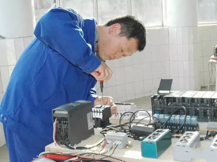 老电工也会疏忽大意,那么这个必须读懂《电工安全操作规程》