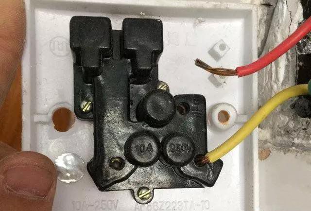 一旦发现插座电工没接地线,就要重视了!别处在危险不自知!