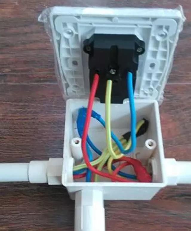 一旦发现插座电工没接地线,就要重视了!别处在危险不自知!