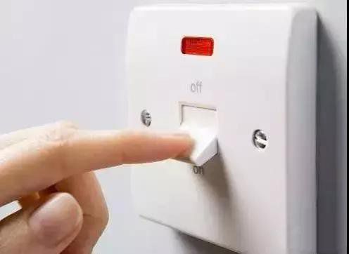 老电工手把手教学,一分钟学会如何安装开关插座!